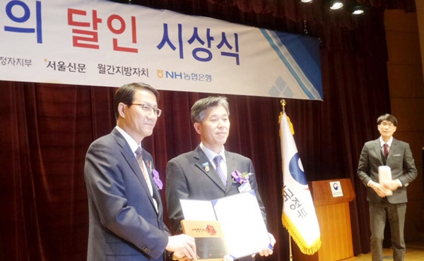 ▲ 김세열 팀장(오른쪽)이 지난 9일 정부서울청사에서 개최된 시상식에서 달인배출기관 인증패와 국무총리상을 수상하고 있다.
