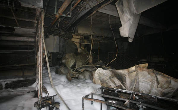 ▲ 12일 오전 여주시 가남읍 상활리에 있는 에이스침대 공장의 도장작업동 2층에서 불이 나 1시간여 만에 꺼졌다. 사진은 불에 탄 내부 모습.