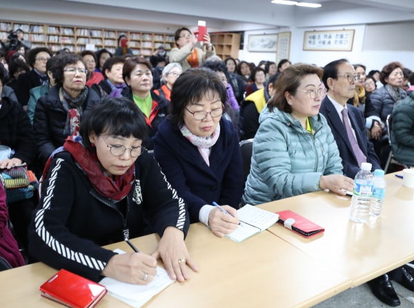 12일 오후 서울 마포구에 위치한 2년제 학력인정 평생학교인 일성여자중고등학교에서 늦깍이 고3 수험생들이 수능시험 주의사항을 집중하며 열심히 듣고 있다.