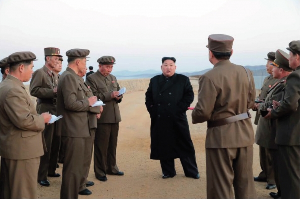 북한 언론매체는 김정은 국무위원장이 국방과학원 시험장을 찾아 새로 개발한 첨단전술무기시험을 지도했다고 16일 보도했다.