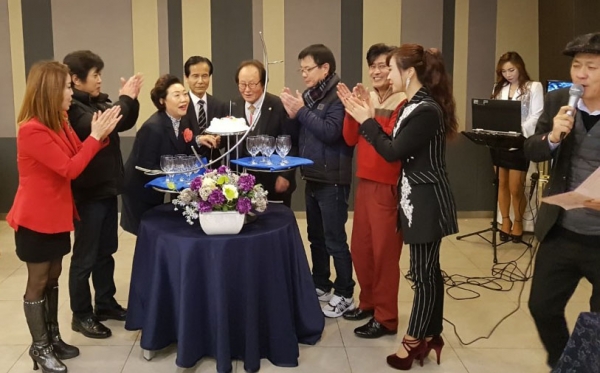상록수다문화국제단평영화제 폐막을 기념하는 케이크 커팅식