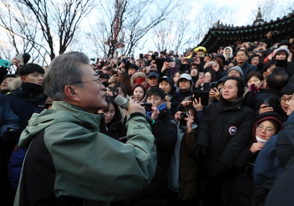 문재인 대통령이 새해 첫날인 1일 서울 남산 팔각정에서 해돋이를 본 후 시민들과 인사하고 있다.