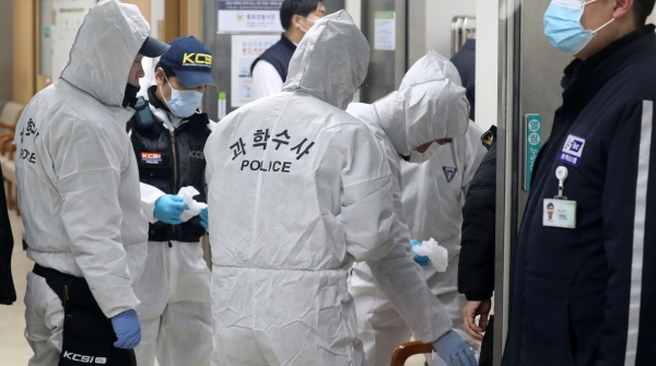 정신과 진료 상담 중이던 의사가 환자에게 흉기에 찔려 사망한 31일 오후 서울 종로구 강북삼성병원에서 경찰 과학수사대 대원들이 현장으로 들어가고 있다.