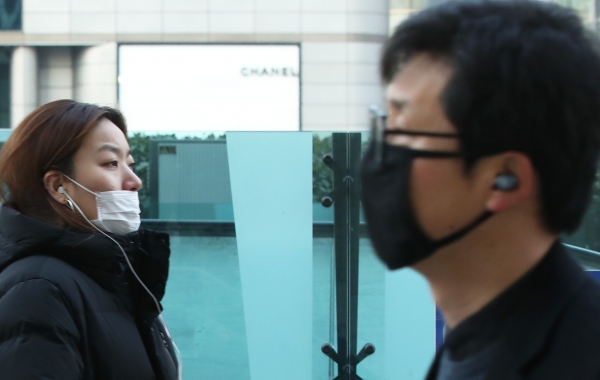 서울을 비롯해 중서부 지역 초미세먼지 농도가 '나쁨' 수준을 보인 4일 오전 서울 종로구 세종대로에서 시민들이 마스크를 쓰고 출근길 발걸음을 재촉하고 있다.