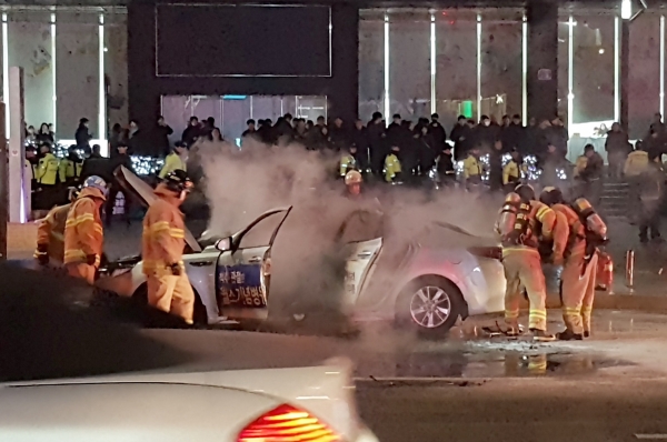 9일 오후 6시3분께 서울 광화문역 2번 출구 인근에 있던 택시에서 불이 나 택시 조수석에 놓여있는 유류용기가 불에 타있다. 분신을 시도한 60대 택시 기사 임 모씨는 병원으로 옮겨져 치료를 받았지만 10일 새벽 끝내 숨졌다.