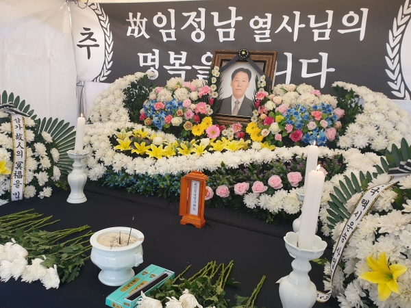 카카오의 카풀 서비스 출시에 반대해 분신 사망한 택시기사 임정남(65)씨의 분향소가 서울 여의도 국회 앞에 마련됐다.