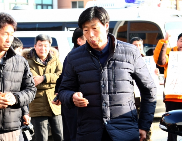 11일 해외연수 중 현지 가이드를 폭행해 논란을 빚고 있는 박종철 경북 예천군의회 의원이 조사를 받기 위해 예천경찰서에 도착, 차에서 내려 걸어오고 있다.