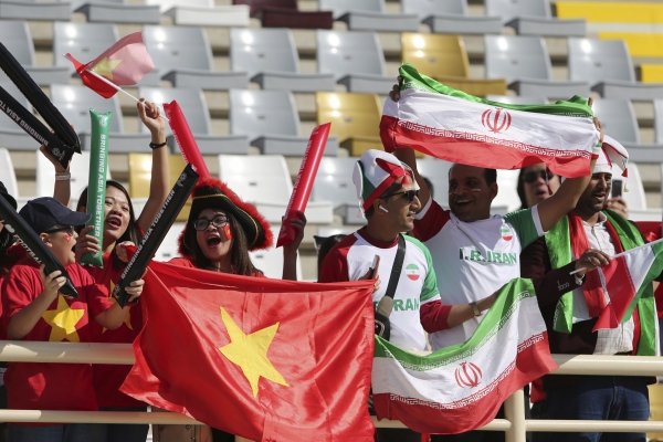 12일(현지시간) 아랍에미리트 아부다비 알나얀 경기장에서 베트남과 이란의 2019 아시아축구연맹(AFC) 아시안컵 D조 2차전이 열린 가운데 양 팀 응원단이 한자리에서 응원을 펼치고 있다.