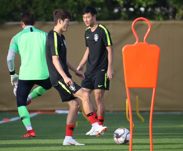 9일 오후(현지시간) 아랍에미리트 두바이 SSAD 알 맘자르 훈련장에서 한국 축구 국가대표팀 이청용과 선수들이 훈련을 하고 있다.