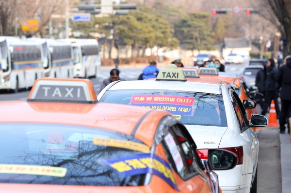 10일 청와대 일대에 불법 카풀영업 척결을 위한 비상대책위원회 관계자들의 택시가 주차돼 있다.