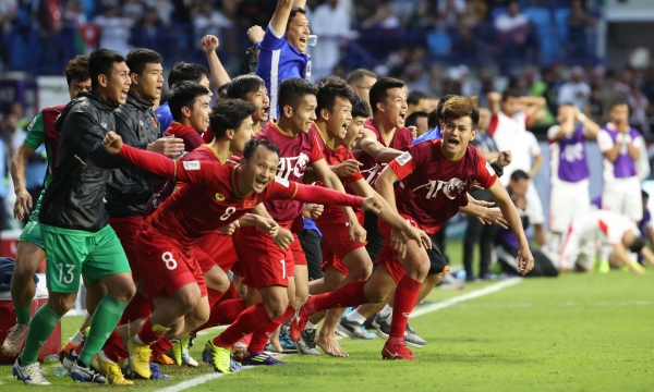 20일 오후(현지시간) 아랍에미리트 두바이 알막툼 스타디움에서 열린 2019 AFC 아시안컵 16강전 베트남과 요르단의 경기, 베트남 축구대표팀 선수들이 승부차기 끝에 경기에 승리하자 기뻐하고 있다.