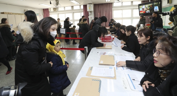 8일 오후 서울 신용산초등학교에서 학무모와 신입생들이 예비소집일에 참석해 서류 접수를 위해 줄지어 기다리고 있다.