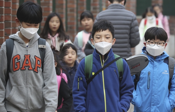 미세먼지 농도가 '나쁨' 수준을 보이고 있는 27일 오전 서울 서대문구 한 초등학교로 학생들이 마스크르를 쓴 채 등교하고 있다.