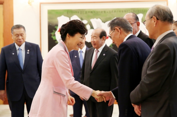 2015년 박근혜 대통령이 청와대에서 열린 '한일 현인회의' 대표단을 접견, 참석자들과 인사를 나누고 있다.