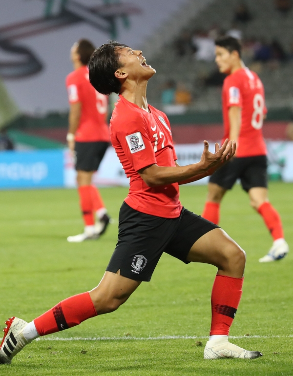 22일 오후(현지시간) 아랍에미리트 두바이 막툼 빈 라시드 경기장에서 열린 2019 AFC 아시안컵 16강전 한국과 바레인의 연장전 경기, 한국 이승우가 슛이 실패하자 아쉬워하고 있다.