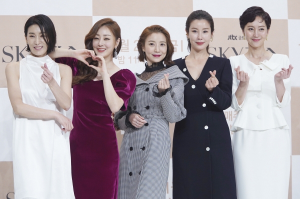 왼쪽부터 김서형, 오나라, 윤세아, 이태란, 염정아.