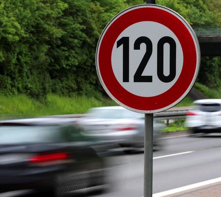 독일 트로이스도르프를 지나는 A59 고속도로(아우토반)에 지난 2013년 5월15일 최고 속도를 시속 120㎞로 제한하는 표지판이 보이고 있다. 독일은 지형 등에 따라 고속도로에 부분적으로 최고 속도를 제한하기는 하지만 일반적으로 고속도로에서는 최고 속도를 제한하지 않고 있다. 최근 대기오염 감축을 위해 고속도로도 최고 속도를 시속 130㎞로 제한하자는 제안이 나오면서 독일 사회가 찬반 논란으로 뜨겁다
