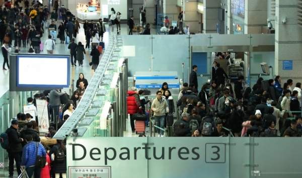 설 연휴를 앞둔 지난달 31일 오후 인천국제공항 제1터미널에서 시민들과 관광객들이 국제선 탑승을 위해 대기하고 있다.
