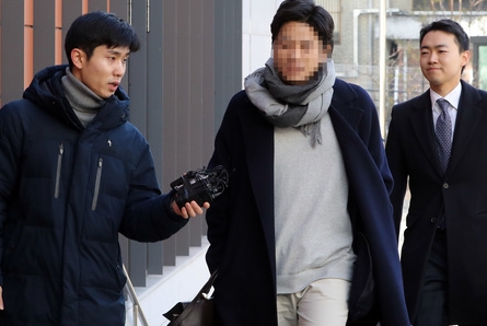 김모 씨가 1일 서울 강남경찰서에 피의자로 소환되고 있다.