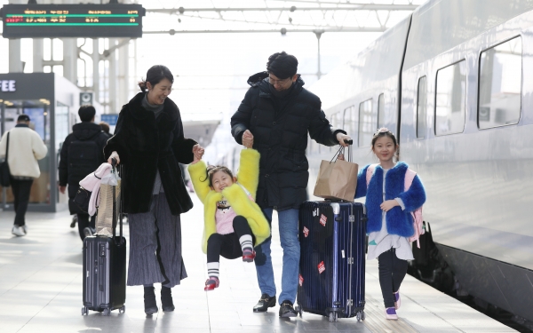 설 연휴를 하루 앞둔 1일 오전 서울역에서 귀성길에 오른 한 가족이 밝은 표정으로 열차로 향하고 있다.