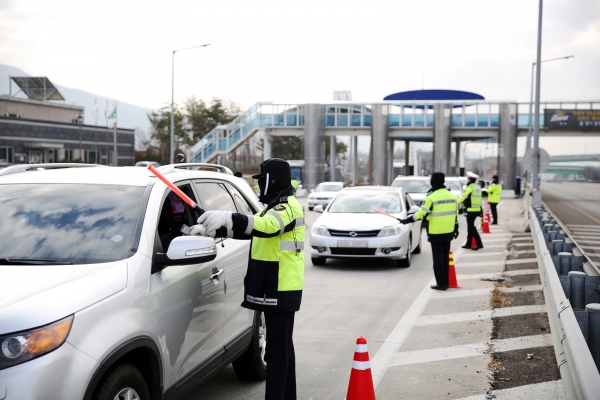▲설 명절 연휴 마지막 날인 6일 경찰관들이 주요 고속도로 출구에서 주간 특별음주운전 단속을 진행하는 모습 (사진=경기북부지방경찰청 제공)