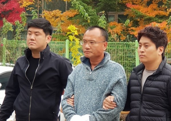 지난해 11월 직원 폭행 등의 혐의로 경찰에 체포돼 경기남부지방경찰청으로 이송된 양진호 한국미래기술 회장.