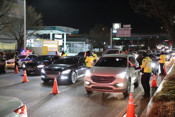 경찰이 지난 1일 자유로 IC 출구에서 음주운전 단속을 실시하고 있다. (사진=경기북부지방경찰청 제공)