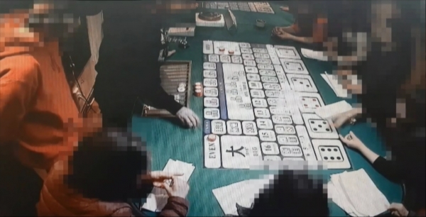도박장 내부에서 도박꾼들이 칩을 배팅하는 모습. 2019.02.14 (사진=경기남부지방경찰청 제공)