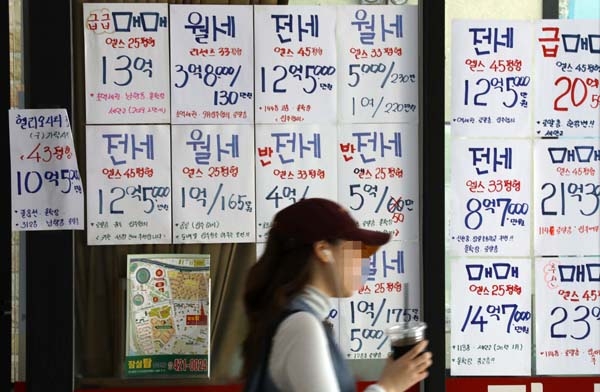 ▲ 서울 송파구에 위치한 공인중개사 앞에 붙어 있는 전월세 안내문