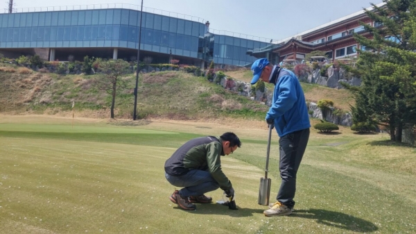 경기도보건환경연구원이 지난해 4월~12월까지 실시한 도내 골프장 농약검사 실시 모습