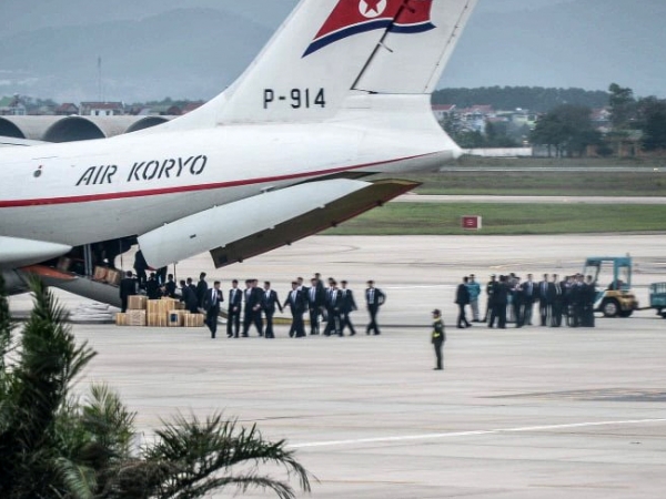 ▲24일 오전 베트남 하노이 공항에 착륙한 북한 고려항공 비행기에서 탑승객들이 짐을 옮기고 있다. (사진=프래린서 기자 Duan Dan 트위터 캡처)