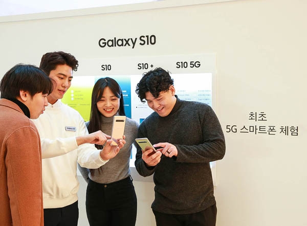 ▲ 23일 서울 영등포 타임스퀘어 갤럭시 스튜디오를 찾은 소비자들이 삼성전자 최초 5G 스마트폰 ‘갤럭시 S10 5G’를 체험하고 있다. 【사진제공=삼성전자】