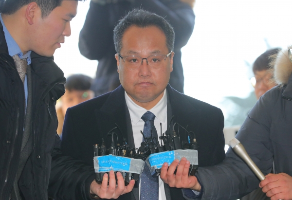 ▲상습 폭행 등의 혐의를 받고 있는 송명빈 마커그룹 대표가 올해 1월 3일 오전 서울 양천구 강서경찰서에 출석하는 모습