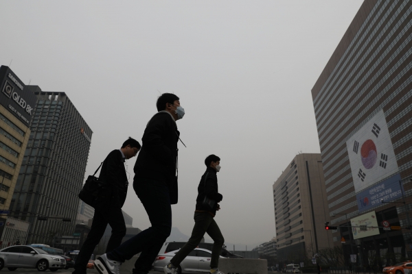 ▲서울에 초미세먼지주의보가 발령된 20일 오전 서울 종로구 광화문 네거리에서 시민들이 미세먼지 마스크를 쓰고 출근길에 나서는 모습
