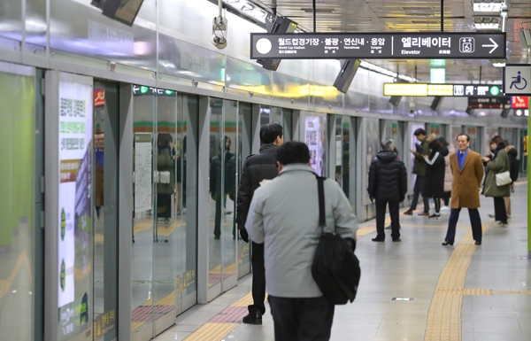 ▲ 서울 지하철 합정역에서 시민들이 열차를 기다리고 있다. 【사진제공=뉴시스】