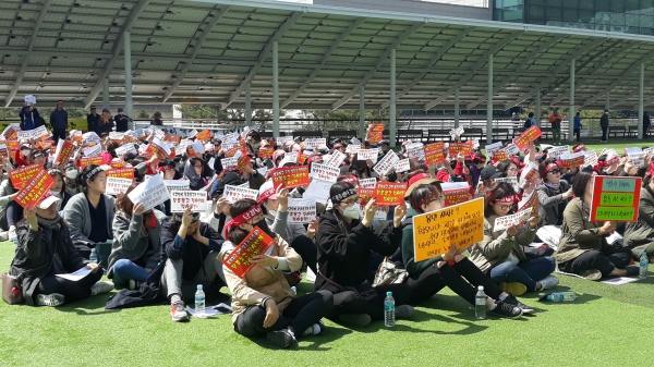 ▲ 보라동 주민들이 용인시청 앞에서 대형물류센터 허가취소를 요구하며 시위를 벌이고 있다.