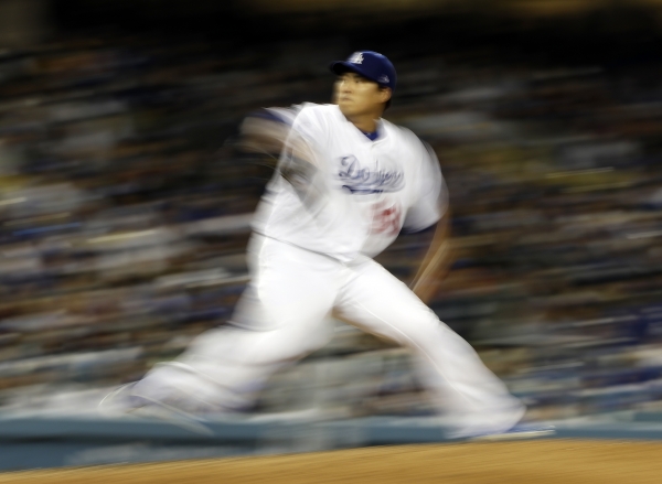 LA 다저스의 류현진이 27일(한국시간) 미국 캘리포니아주 로스앤젤레스의 다저스타디움에서 열린 2019 메이저리그(MLB) 피츠버그와 파이어리츠와의 경기에 선발 등판해 역투하고 있다.