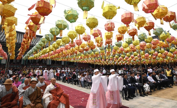 불기2563년인 12일 경기 화성 용주사에서 부처님오신날 봉축 법요식이 봉행되고 있다.