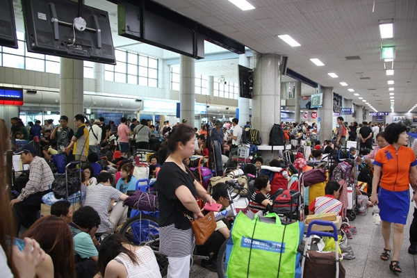 ▲ 인천항연안여객터미널이 협소해 이용객들이 바닥에 앉아있는 모습.