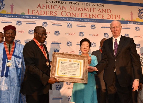 한학자 총재가 굿럭 조나단 나이지리아 전 대통령에게 세계평화정상연합 아프리카대륙 의장임명장 수여