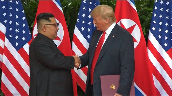 ▲도널드 트럼프 미국 대통령과 김정은 북한 국무위원장이 2018년 8월 12일 싱가포르 센토사 섬 내 카펠라 호텔에서 합의문에 서명한 후 악수하고 있다.