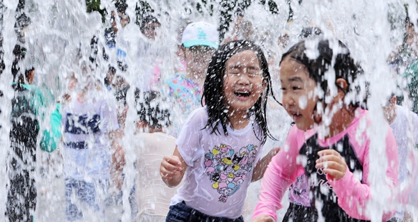 ▲ 서울 낮 기온이 30도를 웃도는 가운데 23일 오후 서울숲 분수대에서 어린이들이 물놀이를 즐기고 있다.