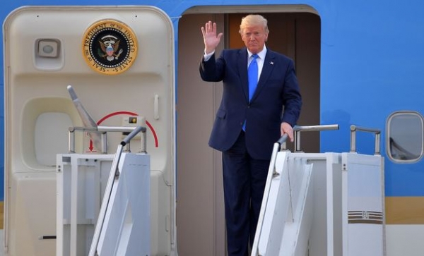 도널드 트럼프 미국 대통령이 29일 오후 경기도 오산 미 공군기지를 통해 입국하고 있다.