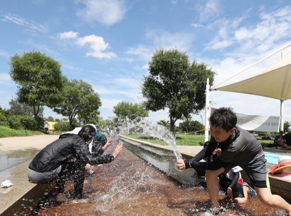 무더운 여름 날씨를 보인 말복인 11일 서울 여의도 한강공원을 찾은 어린이들이 물놀이를 하며 더위를 잊고 있다.