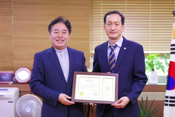 안산시의회가 6일 의회 법률고문을 위촉했다. 사진 오른쪽이 이날 위촉된 박준연 변호사, 왼쪽이 김동규 의장이다.