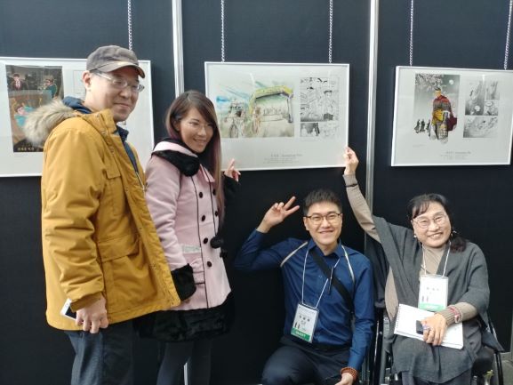[사진설명]제18회 국제만화가대회 행사장에서 한국만화영상진흥원 이해경 이사장이 전시 작품 앞에서 환하게 웃고 있다.