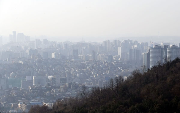 미세먼지 농도가 높게 나타나고 있는 8일 서울 남산에서 바라본 서울 도심이 뿌옇게 보이고 있다.