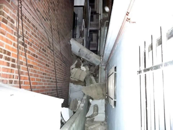 ▲ 9일 오후 9시44분께 발생한 경기 성남시 산성동 2층짜리 단독주택 외벽 붕괴 현장.