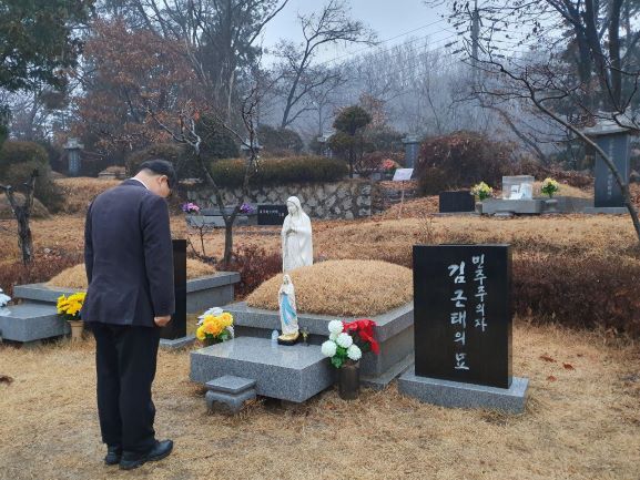 [사진설명]이건태변호사고 김근태 묘소 참ㅂ배 모습사진