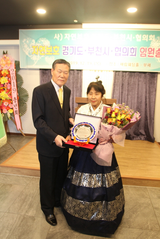 [사진설명]김진오회장은 이옥희 위원장 에게 봉사대상을수여했다.